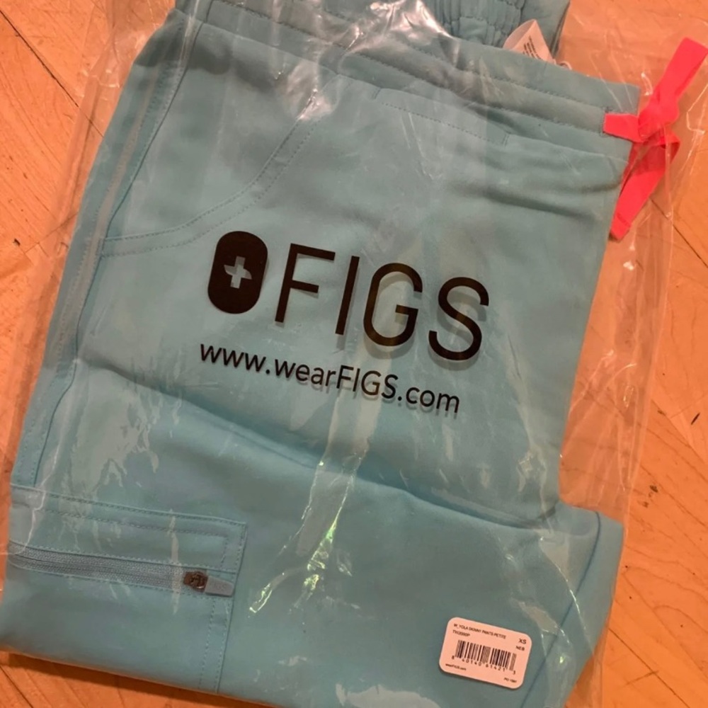 NWT figs YOLA Petite in neon blue.